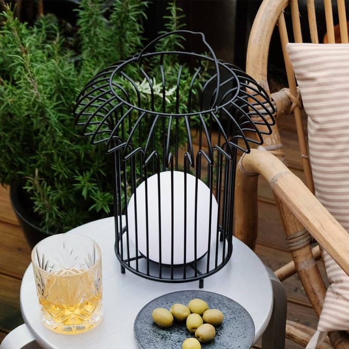 Dyberg Larsen LED-batterij-tafellamp Basket, zwart, metaal