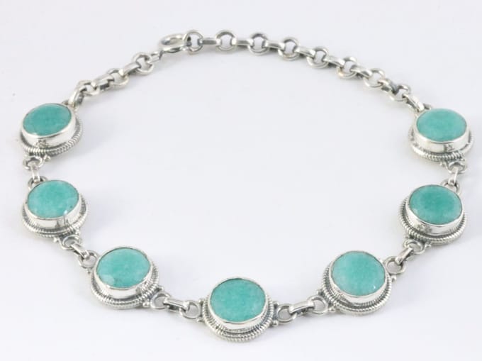 Bewerkte zilveren armband met smaragd