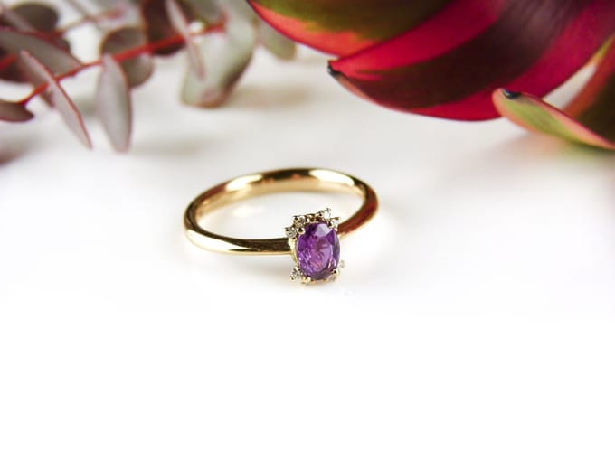 ring in roos goud gezet met roze saffier en diamant