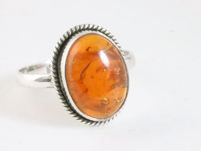 Bewerkte ovale zilveren ring met amber - maat 21
