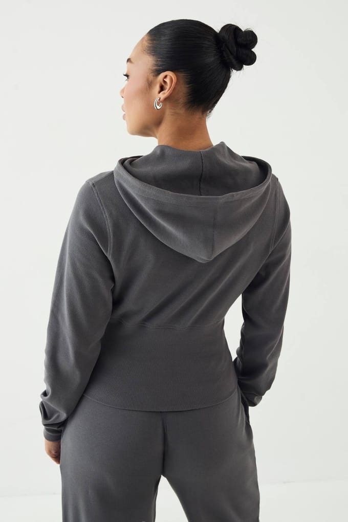 Dames Dsgn Studio Doorknoop Top Met Capuchon En Getailleerde Ribbel | Houtskool | Maat: Medium