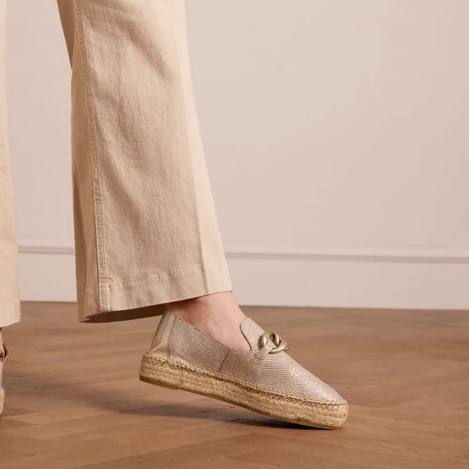 Manfield - Dames - Goudkleurige leren espadrilles met gouden chain - Maat 42
