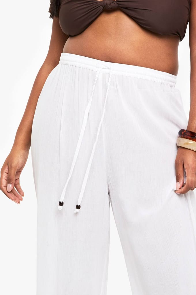 boohoo Dames Plus Crinkle met parelversieringen breedbenige strandbroek | White | Maat: 24-26