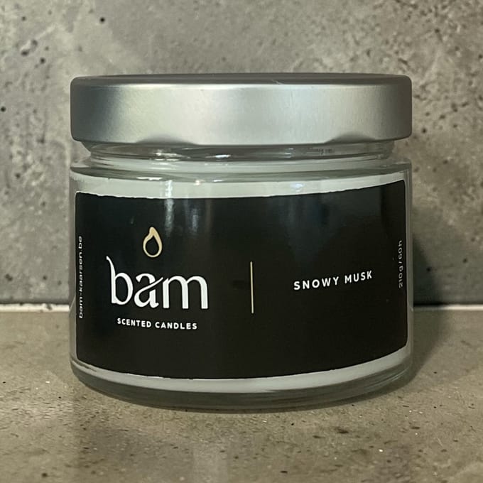 BAM Snowy Musk Geurkaars – Basic Collection Medium – 50 Branduren – 210 g – Zonnebloemwas – Vegan