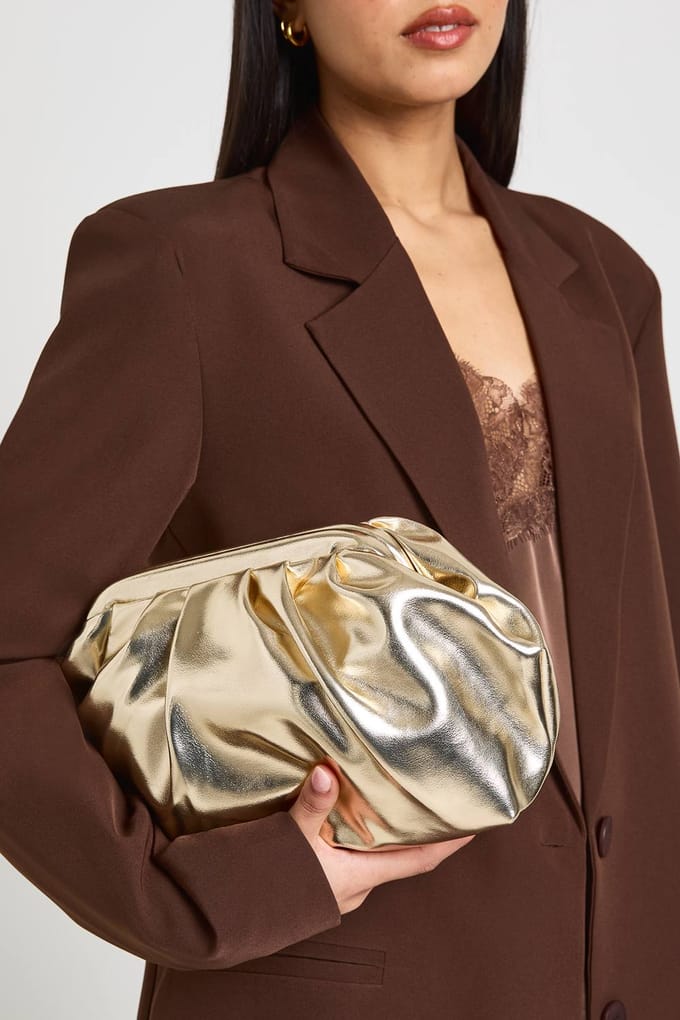 boohoo Dames Metallic Slouchy Clutch Tas | Goud