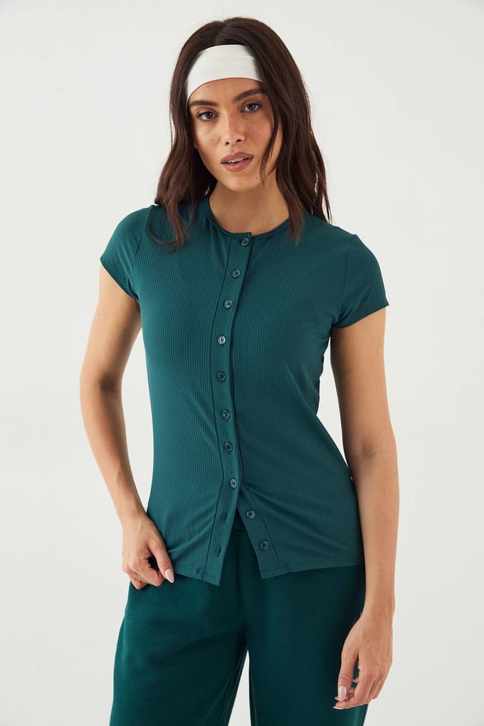 Dames DSGN Studio Ultra Sculpt Geribbeld Doorknoop Top met Korte Mouwen | Pine | Maat: Medium