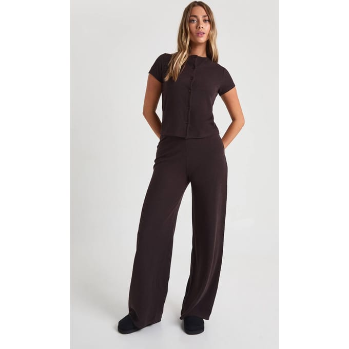 boohoo Dames Gerimpelde rib top met knoopdoorloop capmouwen en broekset | Chocoladebruin | Maat: 38