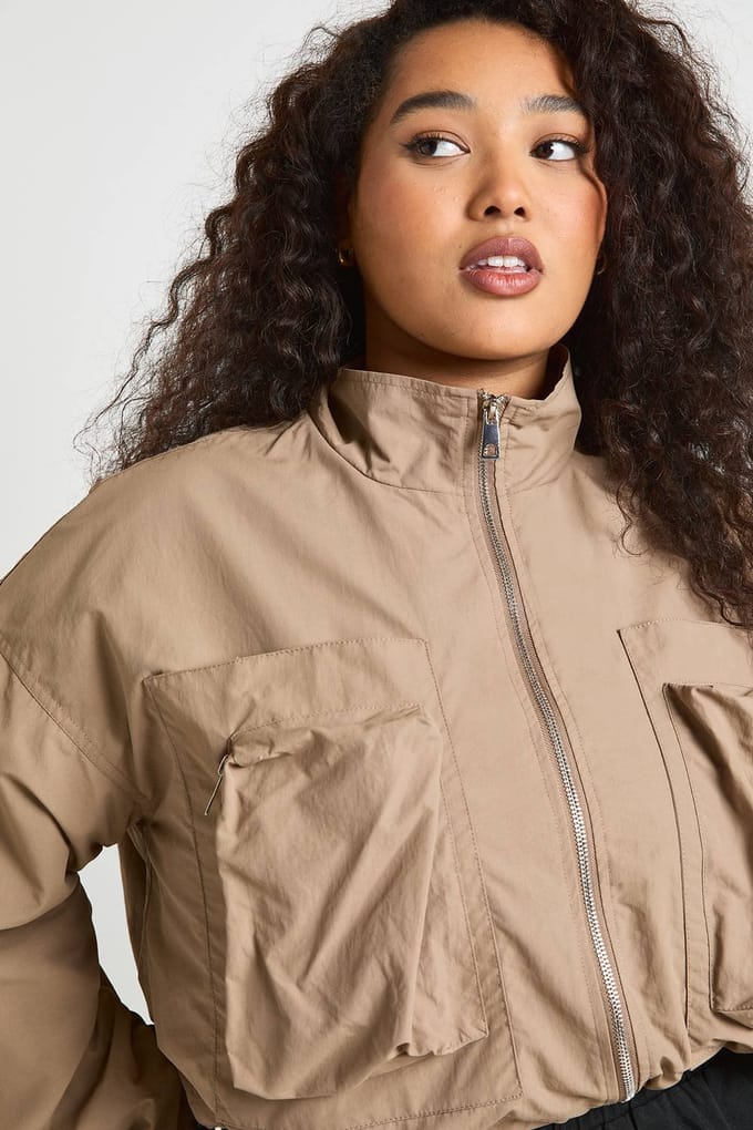 boohoo Dames Plus Utility Jas Met Korte Snit En Col | Mushroom | Maat: 16