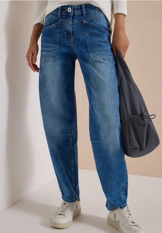 High Waist Barrel Leg jeans in Loose Fit