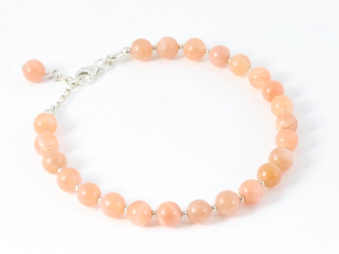 Armband van perzik maansteen en zilveren kralen