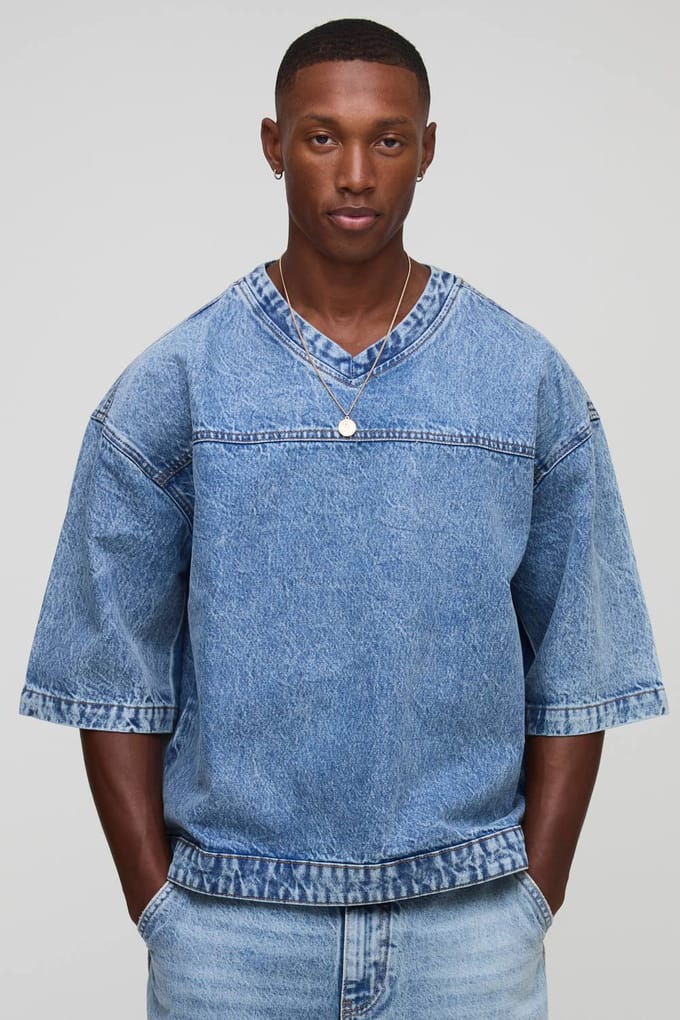 Oversized Boxy V-hals Denim Hockey T-shirt | Mid Blue | Size Medium