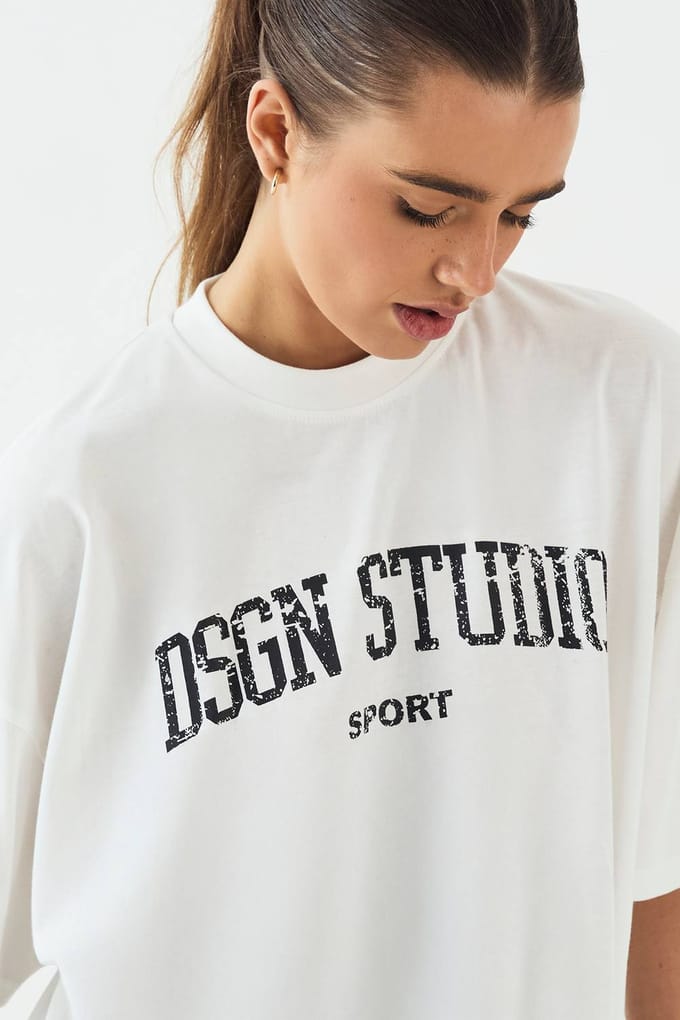 Dames Dsgn Studio Collegiate Bedrukt Oversized T-shirt | Creme | Maat: Medium