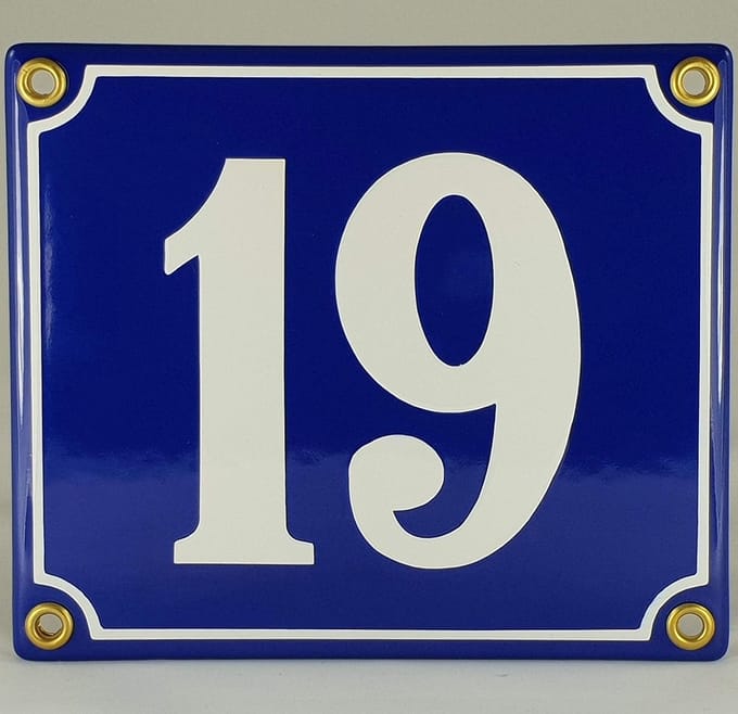Huisnummer Schild - Nummer 19 - Woonhuis Decoratie - Handgemaakt Emaille - 10.5cm Spacing - Blauw Wit