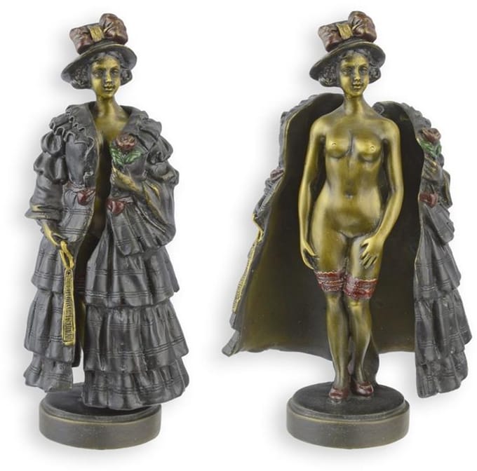 Bronzen beeld - Naakte vrouw met bontjas - sculptuur - 17 cm hoog