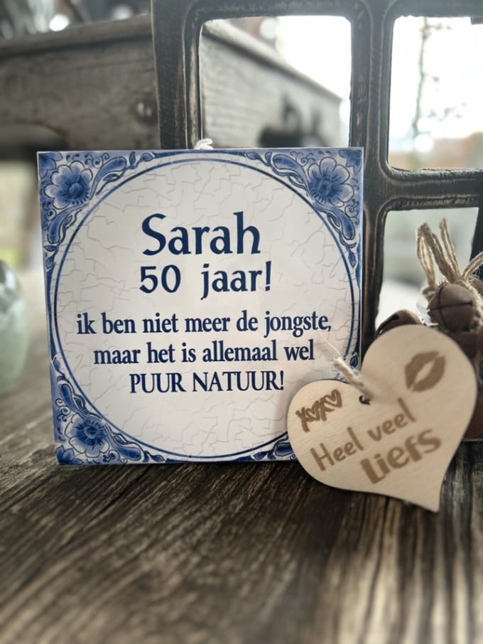 Creaties van Hier - Tegeltje Sarah met houten hartje - 15 cm – Keramiek
