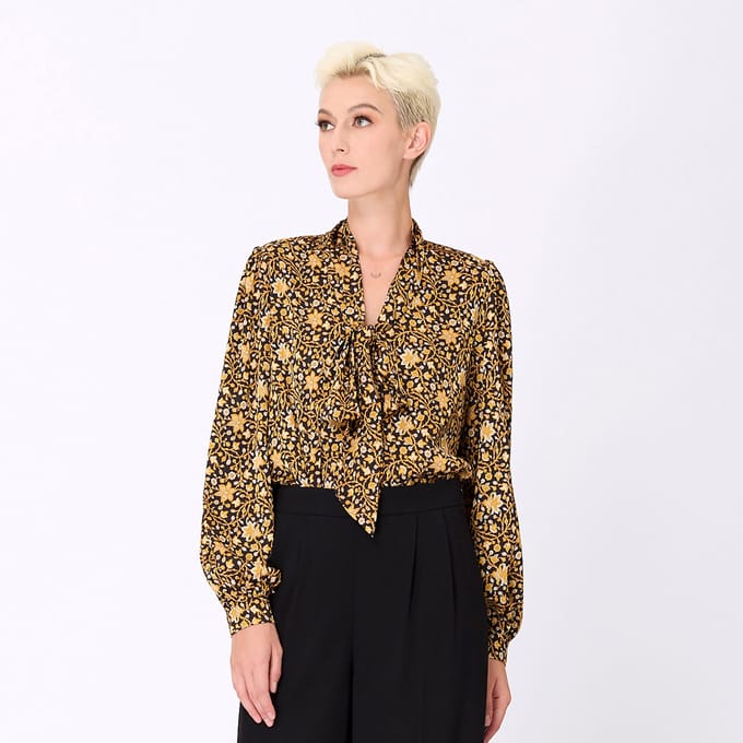 Ascot-tie blouse en kunst-deco print