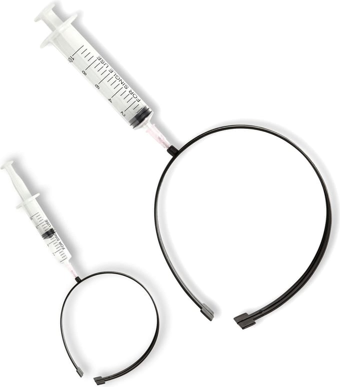 Injectienaald door hoofd