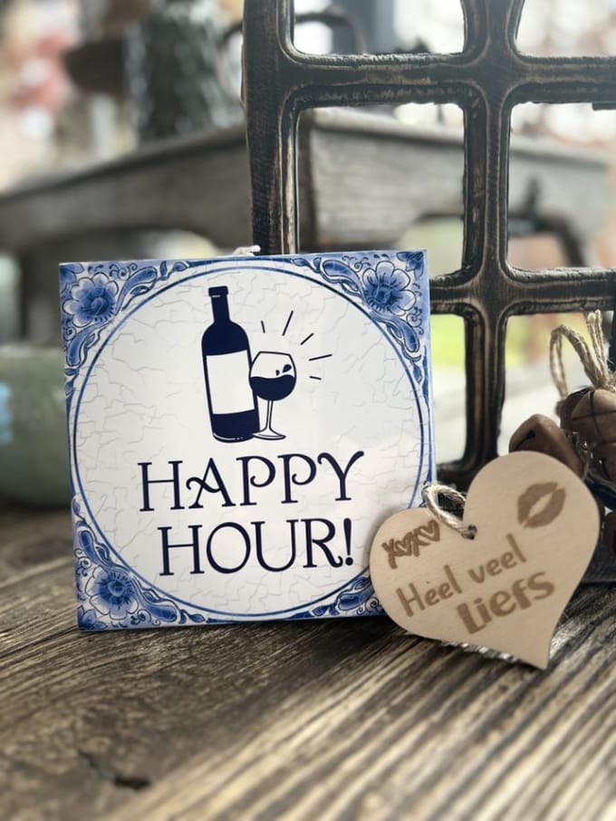 Creaties van Hier - Tegeltje Happy hour! met houten hartje - 15 cm – Keramiek