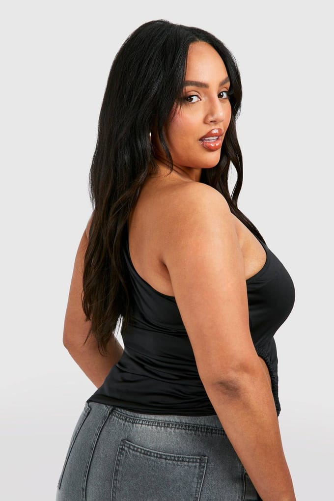 boohoo Dames Plus Asymmetric Cut Out Ruched Top | Zwart | Maat: 48