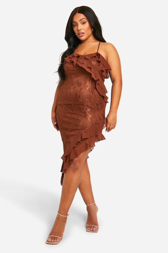 boohoo Dames Plus Lace Frill Asymmetric Midaxi Jurk | Chocoladebruin | Maat: 54