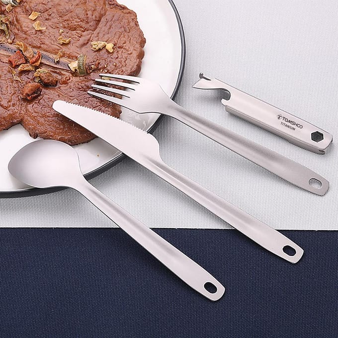 TOMSHOO 4-in-1 titanium bestek bestekset lichtgewicht dinerlepel vorksnijder met multifunctionele opslaghouder flesopener white