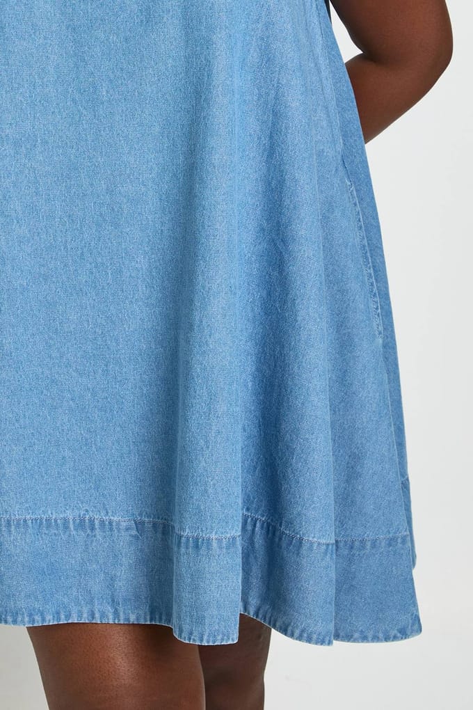 boohoo Dames Plus Chambray Racer Swing Jurk | Medium Gebleekt | Maat: 44