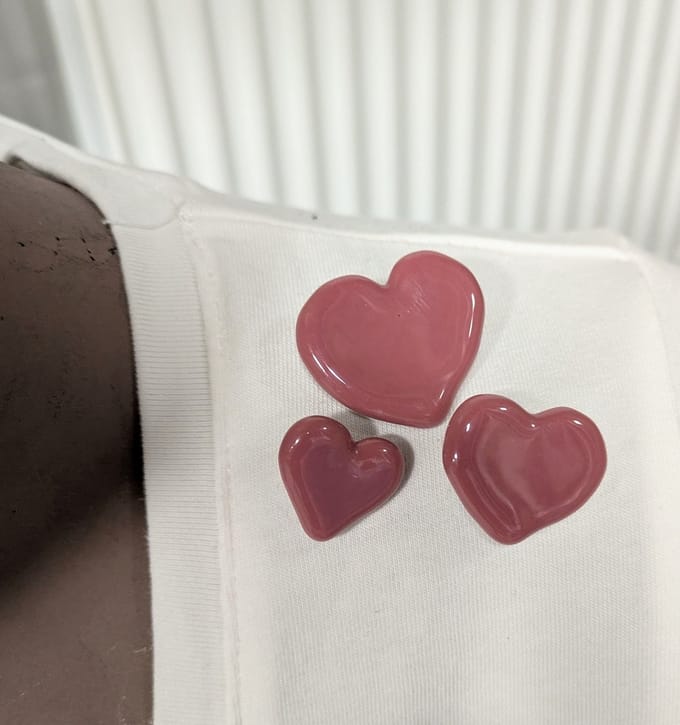 M-apART Broche, set van 3 handgemaakte oud-roze hartjes van glas, pins