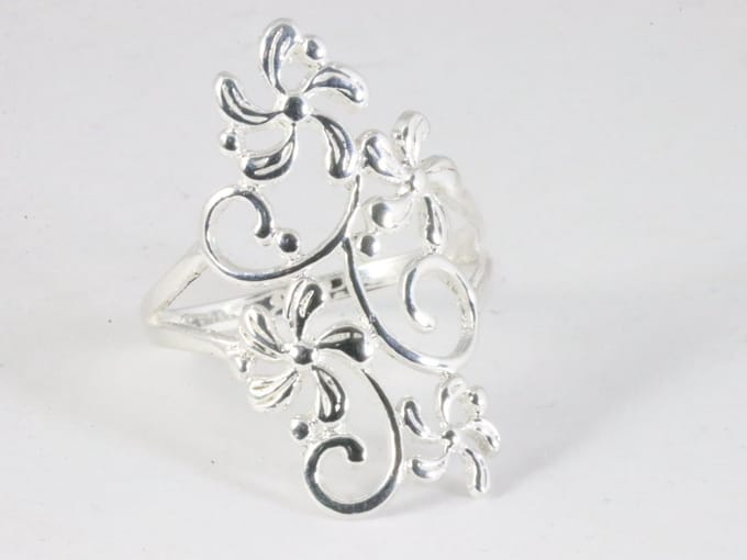 Fijne langwerpige zilveren ring met bloemen - maat 18