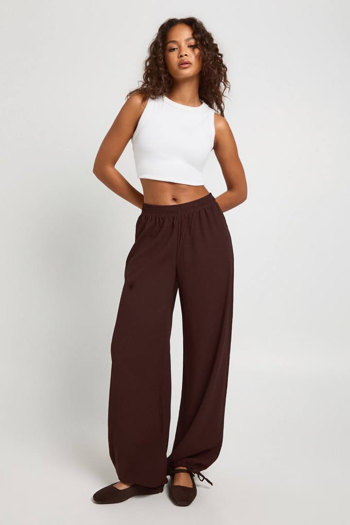 boohoo Dames Getextureerde bubbelzoom wijde pijpbroek | Chocolate | Maat: 8
