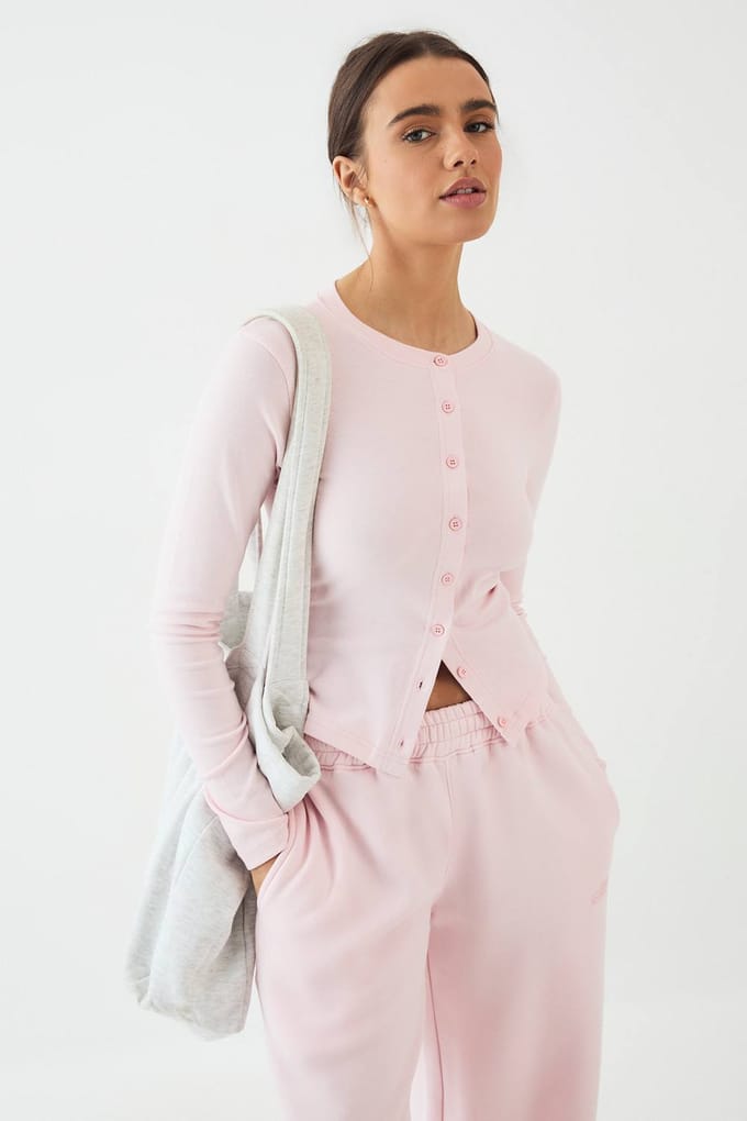 Dames DSGN Studio Ronde Hals Doorknoop Lange Mouw Top | Lichtroze | Maat: Large