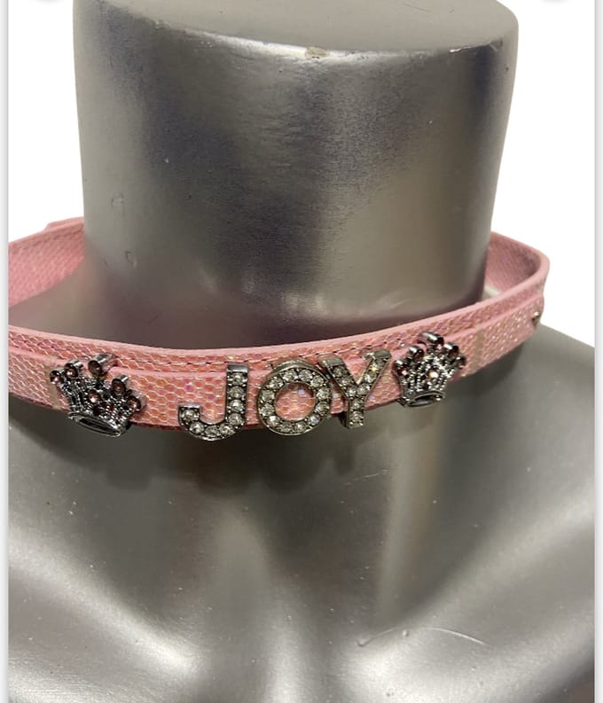 Body Pleasure Roze Halsband met Luxe Steentjes – Naam Joy