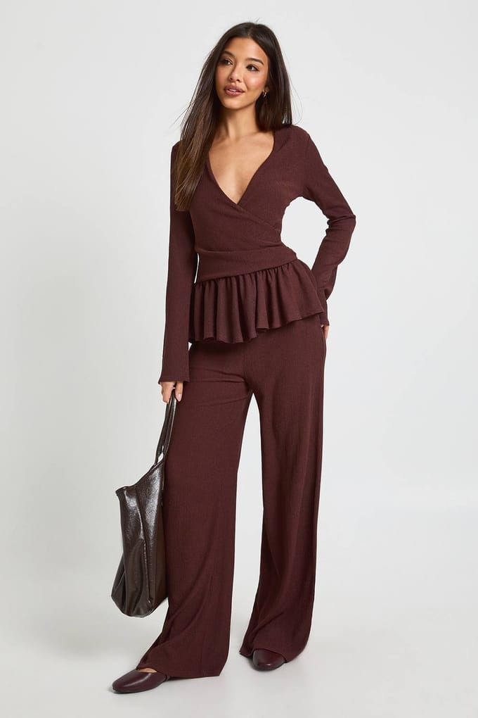 boohoo Dames Getextureerd wikkeldetail lange mouwtop en broekset | Chocolate | Maat: 14