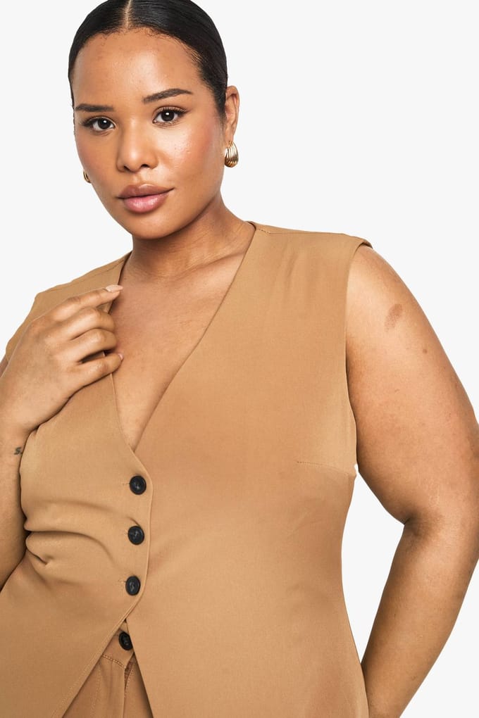 boohoo Dames PLUS GILET MET INGETROKKEN TAILLE | Camel | Maat: 50