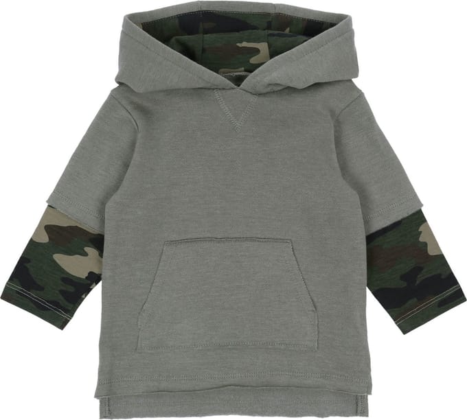 Groene trui met camouflage mouwen