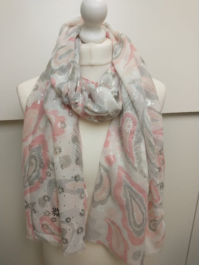Lange dames sjaal Sanne-gebloemd motief-roze wit grijs zilver