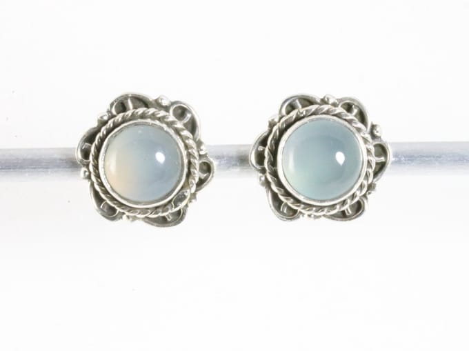 Fijne bewerkte zilveren oorstekers met aqua chalcedoon
