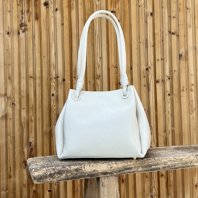 Schoudertas, enigszins vierkant model, in beige