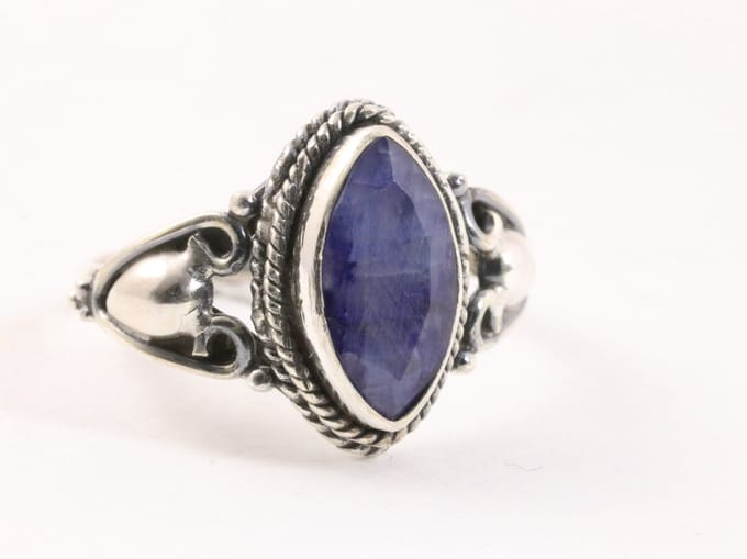 Fijne bewerkte zilveren ring met blauwe saffier - maat 15.5