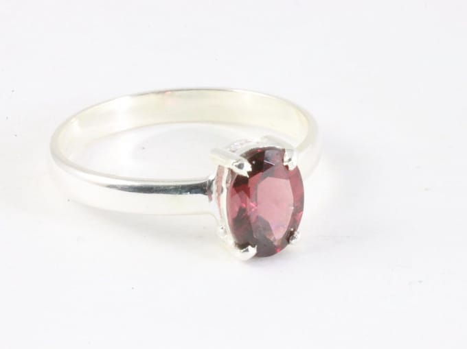 Fijne hoogglans zilveren ring met rhodoliet - maat 19