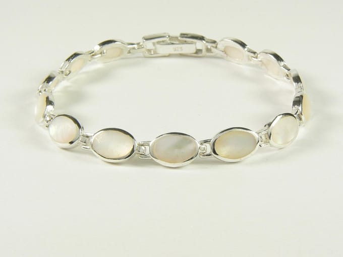 Zilveren schakelarmband met parelmoer