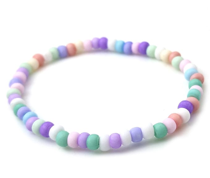 Kinderarmband met 4mm pastel glaskraaltjes