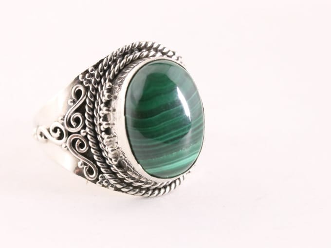 Bewerkte zilveren ring met malachiet - maat 18