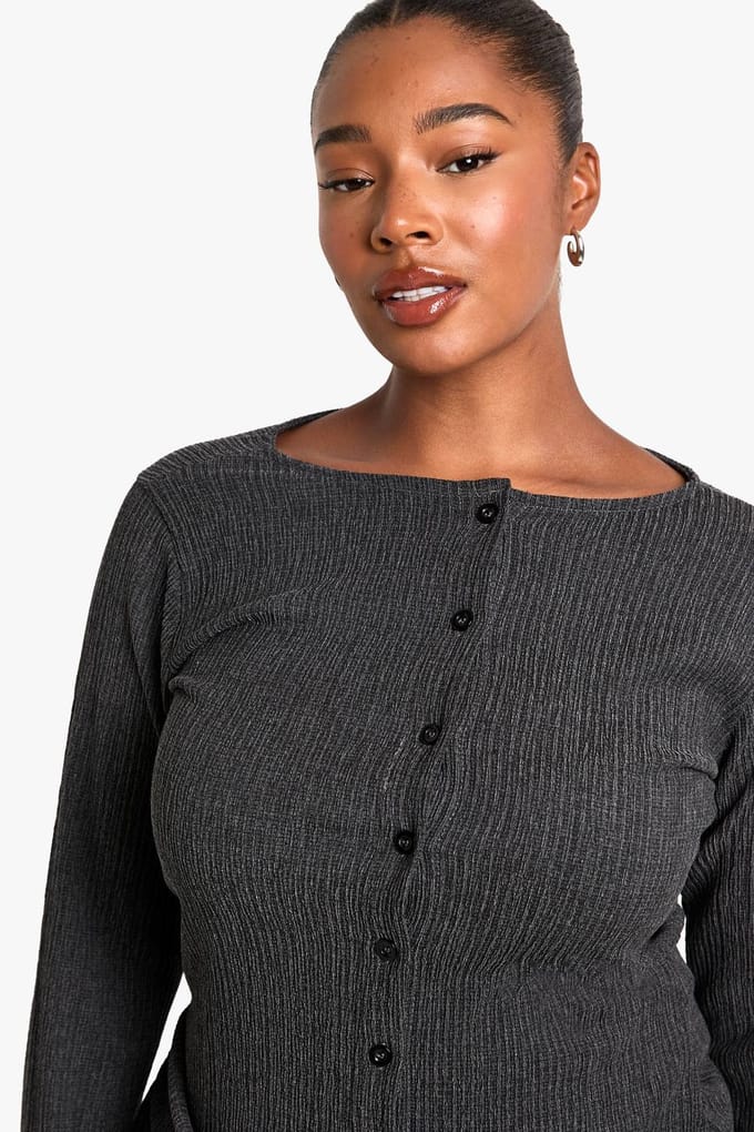 boohoo Dames Plus Top met lange mouwen en textuur via knoopsluiting | Houtskool | Maat: 48