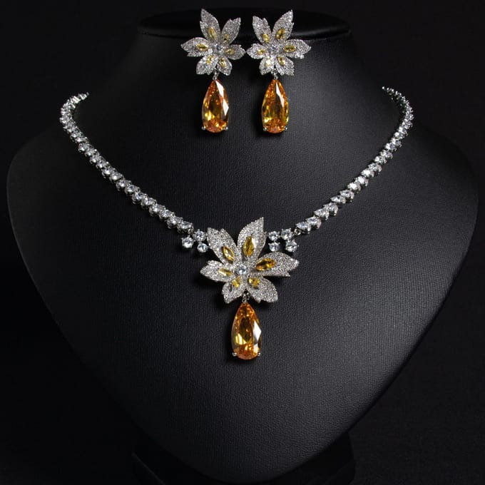 Ensemble Collier Boucles d'Oreilles Design Luxe Léger pour Femme Élégant Fleur Gouttelette Tendance et Polyvalent Sens du Design de Niche black