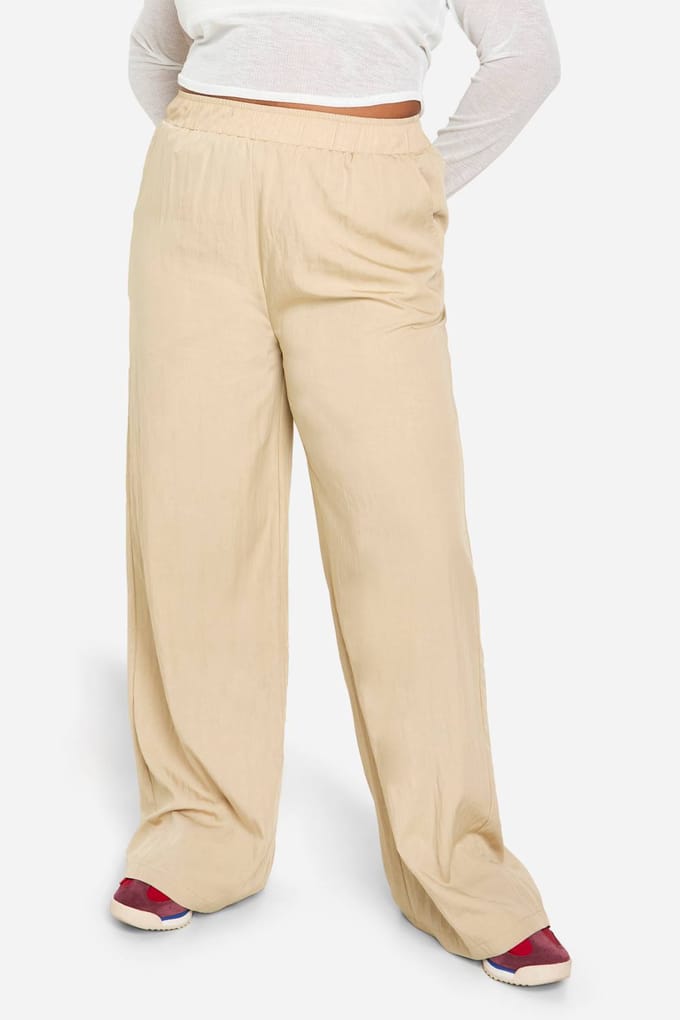 boohoo Dames Plus Nylon Broek met Wijde Pijpen | Steen | Maat: 46