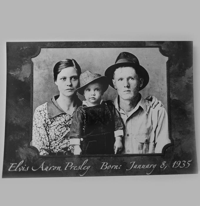 Elvis Presley - Vintage Ansichtkaart - Elvis met zijn Ouders