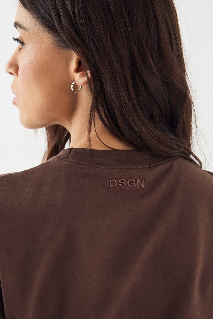 Dames DSGN Studio Top met Gerimpelde Zijkant en Korte Mouwen | Dark Chocolate | Maat: Small