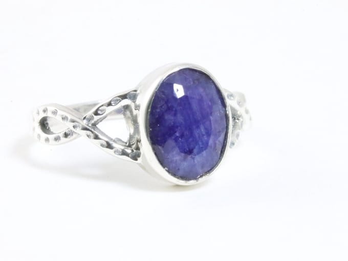 Fijne opengewerkte zilveren ring met blauwe saffier - maat 15.5
