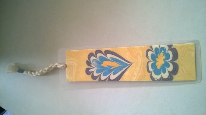 Boekenlegger kunst Ebru handgeschilderd gelamineerd oker bloem blauw 18,1 x 5 cm