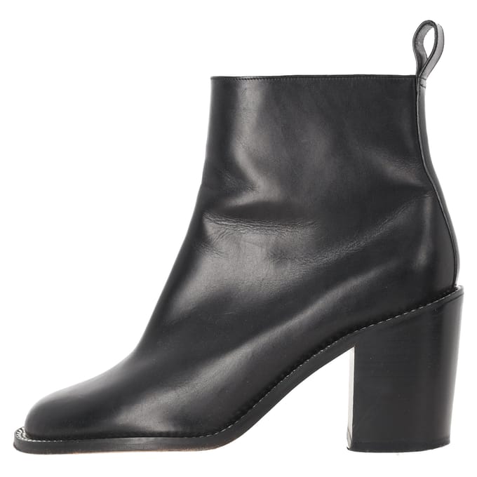Givenchy Kettenlink Accent Enkellaarsjes in Zwart Leer
